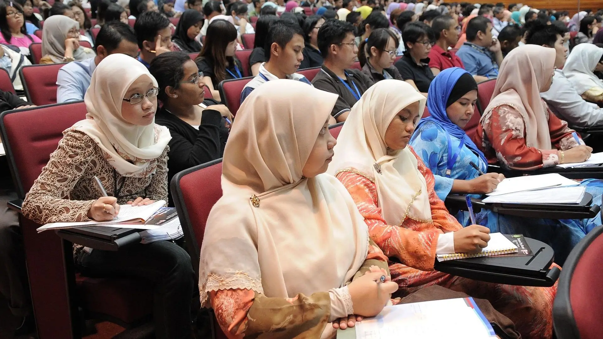 Diverse group of students attending an IGEMA-organized global education seminar to foster international learning and collaboration.